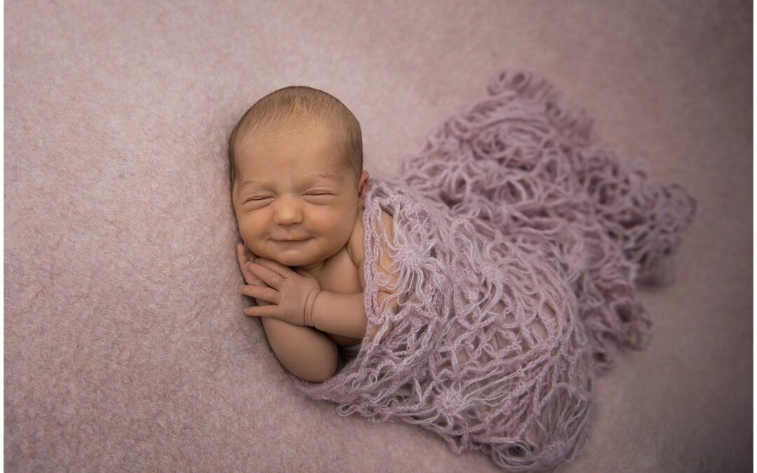Nyföddfotograferin Medina med mycket vakenbilder