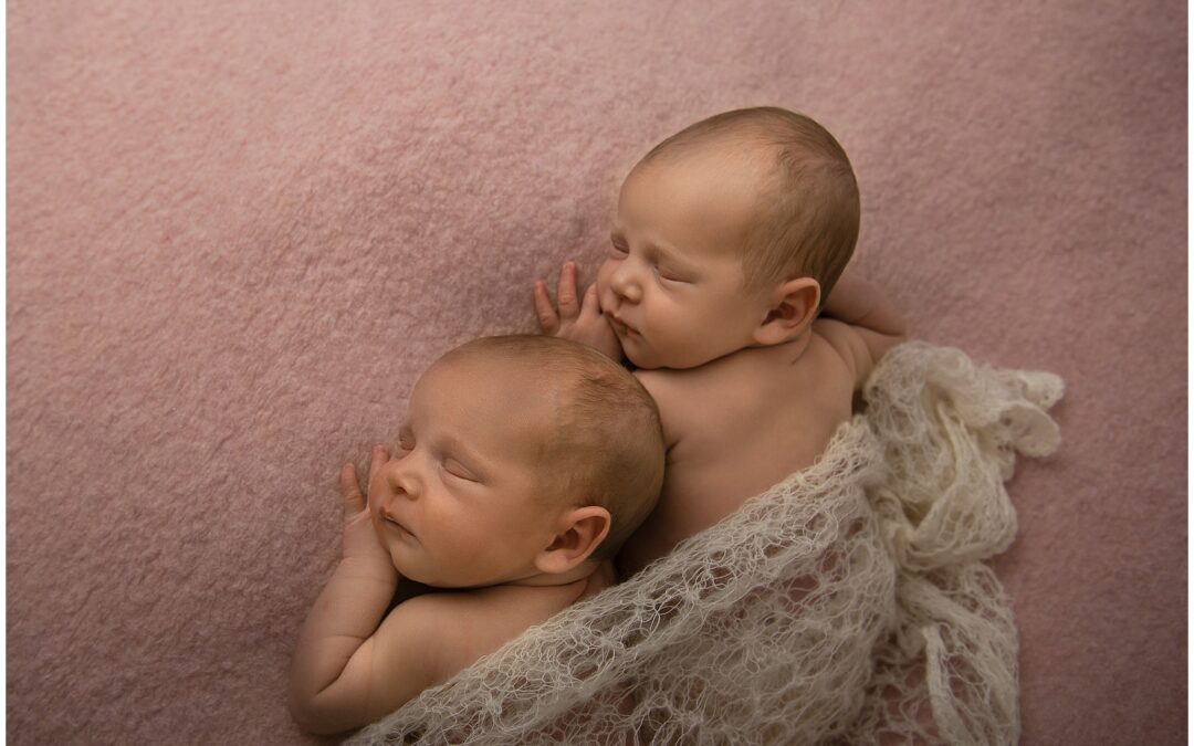 Nyföddfotografering Tvillingflickor