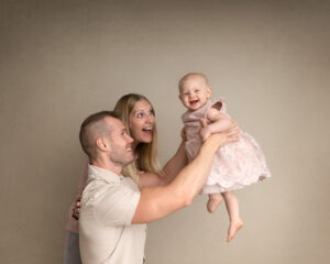 Lekfull barn- och familjefotografering i studio i Kristianstad nära Hässleholm föräldrar med flicka