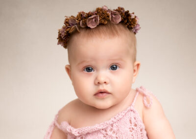 Babyfotografering Naemi 9 månader  med krans i fotostudio i Kristianstad Skåne nära Sölvesborg