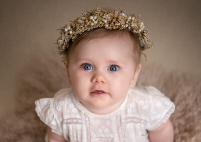 Babyfotografering Wilda 8 månader med krans i studio i Kristianstad nära Hörby