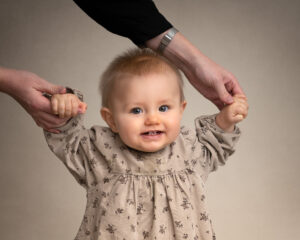 Lekfull babyfotografering Ester 8 månader i Kristianstad Skåne nära Hässleholm