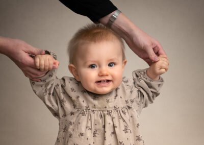 Lekfull babyfotografering Ester 8 månader i Kristianstad Skåne nära Hässleholm