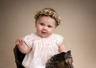 Babyfotografering Wild 8 månader med krans i fotostudio i Kristianstad Skåne nära hässleholm