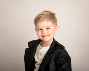 Barnfotografering pojke 5 år med skinnjacka i studio i Kristianstad Skåne nära Sölvesborg och Hässleholm