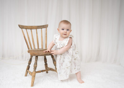 Babyfotografering Odette 9 månader med stol i studio i Kristianstad nära Sölvesborg