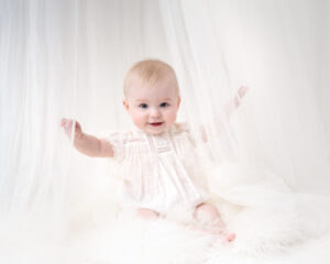 Vera 7 månader babyfotografering i vit fotostudio i Kristianstad nära Hässleholm