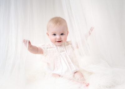 Vera 7 månader babyfotografering i vit fotostudio i Kristianstad nära Hässleholm