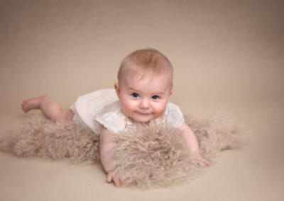 Babyfotografering i fotostudio i Kristianstad nära Lund Vera 7 månader på fäll