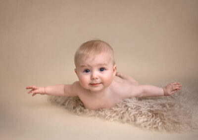 Babyfotografering i fotostudio i Kristianstad nära Hässleholm Vera 7 månader på fäll