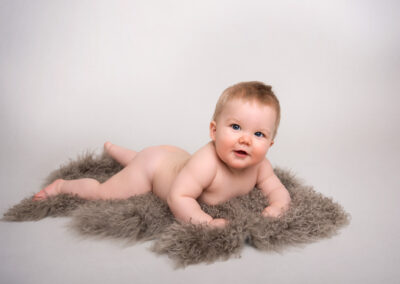 Babyfotografering pojke 7 månader på fäll i studio i Kristianstad i Skåne nära till Lund