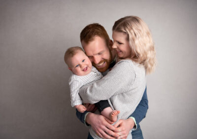 Lekfull Barnfotografering pojke 7 månader med föräldrar i Kristianstad nära Lund