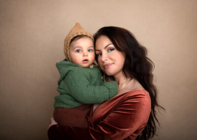 Barnfotografering mamma med pojke i studio i Kristianstad Skåne