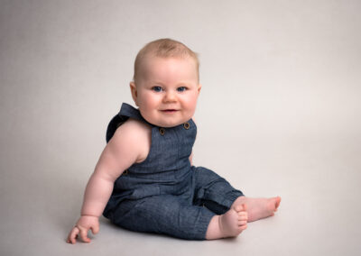 Babyfotografering Pojke 6 månader sitter i fotostudio i Kristianstad Skåne nära Lund