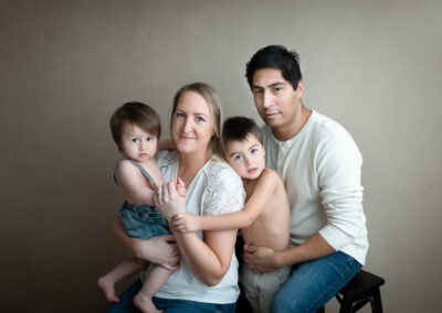 Familjefotografering bröder i studio i Kristianstad Skåne