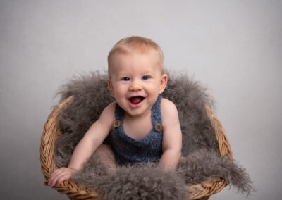Babyfotografering pojke 6 månader sitter i stol i fotostudio i Kristianstad Skåne nära till Hässleholm