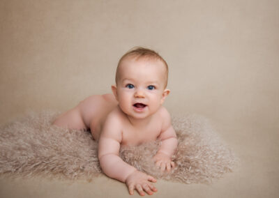 Babyfotografering Pojke 6 månader ligger på fäll i fotostudio i Kristianstad Skåne nära Sölvesborg