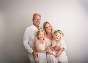 Familjefotografering i föräldrar och två flickor i studion i Kristianstad Skåne nära Lund