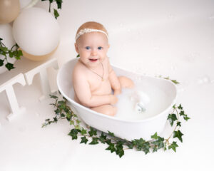 Cakesmash fotografering Svae ett år med murgröna i mjölkbad i studio i Kristianstad nära Lund