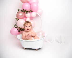 Cakesmash fotografering flicka med rosa ballonger i mjölkbad i Kristianstad nära Lund och Hörby