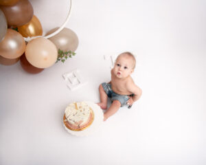 Cakesmash fotografering Hampus ett år med tårta och ballonger i Kristianstad nära Lund