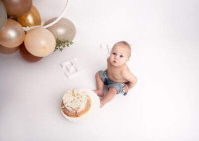 Cakesmash fotografering Hampus ett år med tårta och ballonger i Kristianstad nära Lund