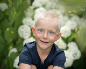 Barnfotografering utomhus pojke 8 år i Kristianstad nära Lund och Hässleholm