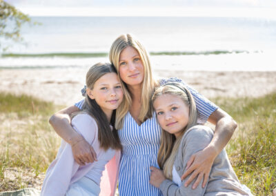 Familjefotografering vid havet i Åhus utanför Kristianstad Skåne mamma med 2 döttrar