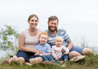 Familjefotografering på stranden i Åhus nära Kristianstad