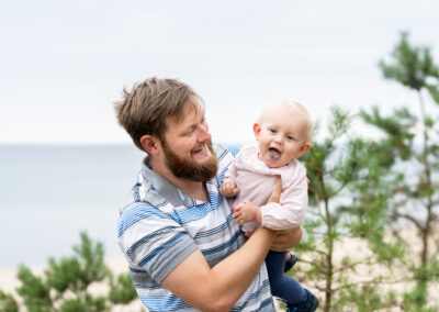 Lekfull familjefotografering på sytanden i Åhus nära Kristianstad pappa busar med dotter