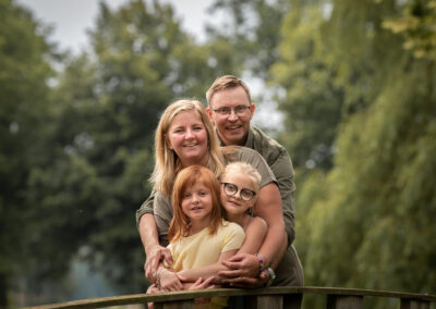 Familjefotografering i Kristianstad med 2 flickor och föräldrar