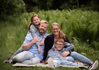 Busig familjefotografering på Bosjökloster nära Hörby och Lund