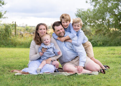 Familjefotografering med tre barn i Eslöv nära Lund Fotograf Annika Nyberg