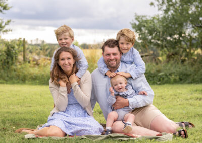 Lekfull familjefotografering på familjens gård i Eslöv utanför Lund och Hörby