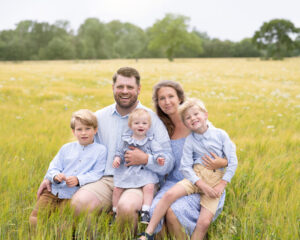 Familjefotografering på familjens gård utanför Eslöv nära Lund