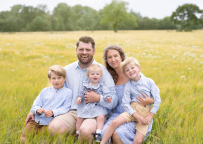 Familjefotografering på familjens gård utanför Eslöv nära Lund