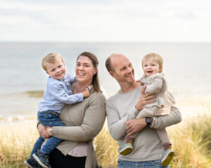 Familjefotografering vid havet i Åhus nära Kristianstad
