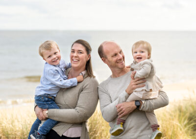 Familjefotografering vid havet i Åhus nära Kristianstad