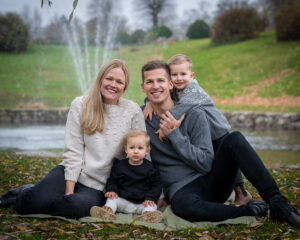 Lekfull familjefotografering med 2 barn på Maltesholms slott nära Kristianstad