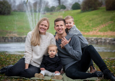 Lekfull familjefotografering med 2 barn på Maltesholms slott nära Kristianstad