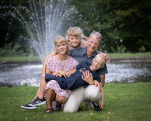 Lekfull familjefotografering med 2 barn på Maltesholms slott i Skåne