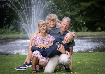 Lekfull familjefotografering med 2 barn på Maltesholms slott i Skåne