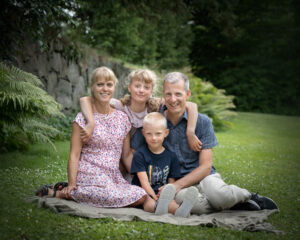 Lekfull familjefotografering med 2 barn på Maltesholms slott nära Lund