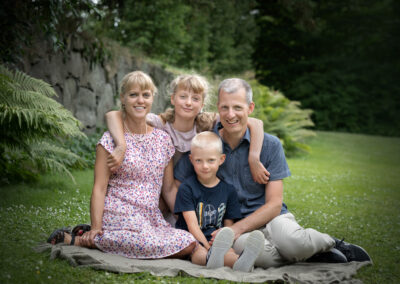 Lekfull familjefotografering med 2 barn på Maltesholms slott nära Lund