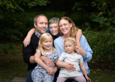 Lekfull Familjefotografering vid Maltesholms slott utanför Lund med 3 barn