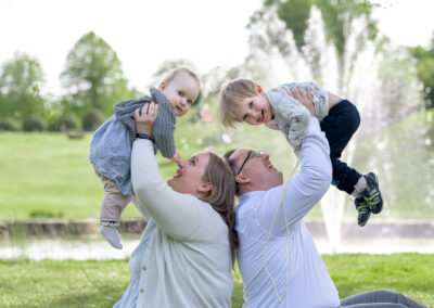 Lekfull Familjefotografering vid Maltesholms slott utanför Kristianstad nära Kristianstad