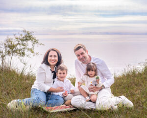 Familjefotografering vid havet i Åhus nära Lund i Skåne