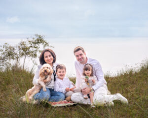 Familjefotografering vid havet i Åhus nära Hässleholm i Skåne med 2 barn och hund