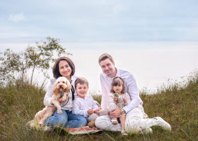 Familjefotografering vid havet i Åhus nära Hässleholm i Skåne med 2 barn och hund