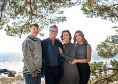 Familjefotografering vid havet i Åhus med äldre barn nära Lund och Hässleholm